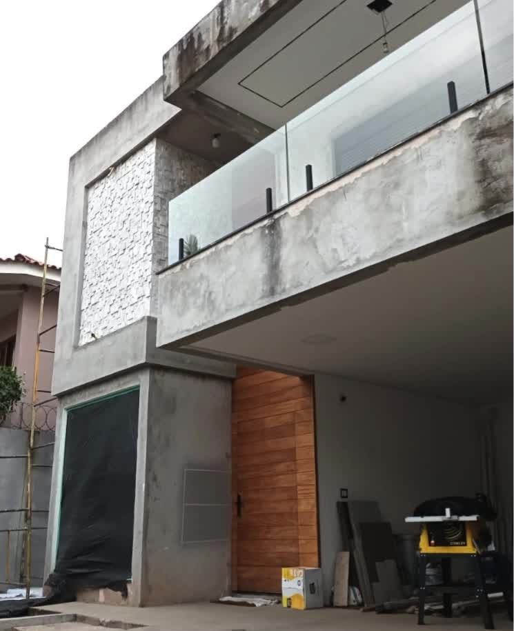 Antes: Fachada residencial — textura e pintura final
