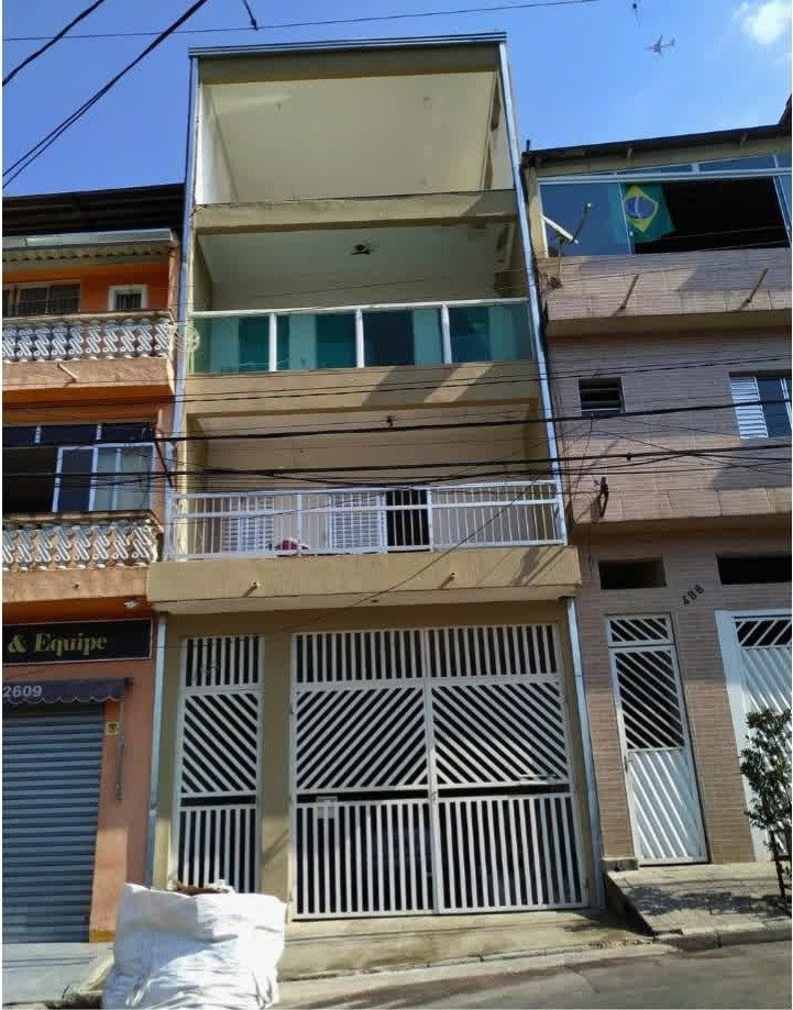 Fachada residencial com acabamento aplicado pela Leão Cores