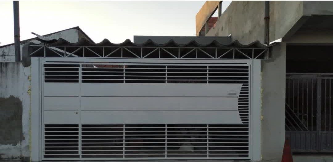 Antes: Fachada urbana — acabamento e pintura
