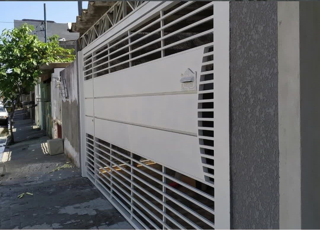 Depois: Fachada urbana — acabamento e pintura